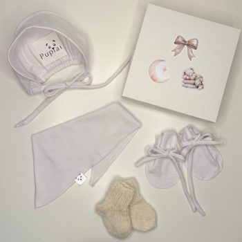 Pupiai medvilninis kūdikio komplektas naujagimiui – kepurė, kaklaskarė, tapukai ir pirštinės