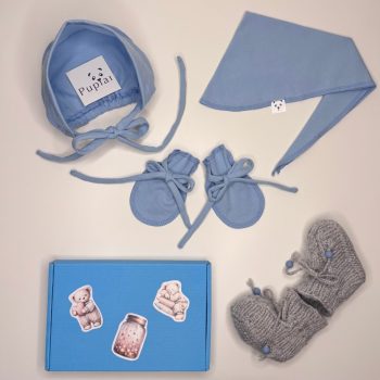 Pupiai medvilninis kūdikio komplektas naujagimiui – kepurė, kaklaskarė, tapukai ir pirštinės